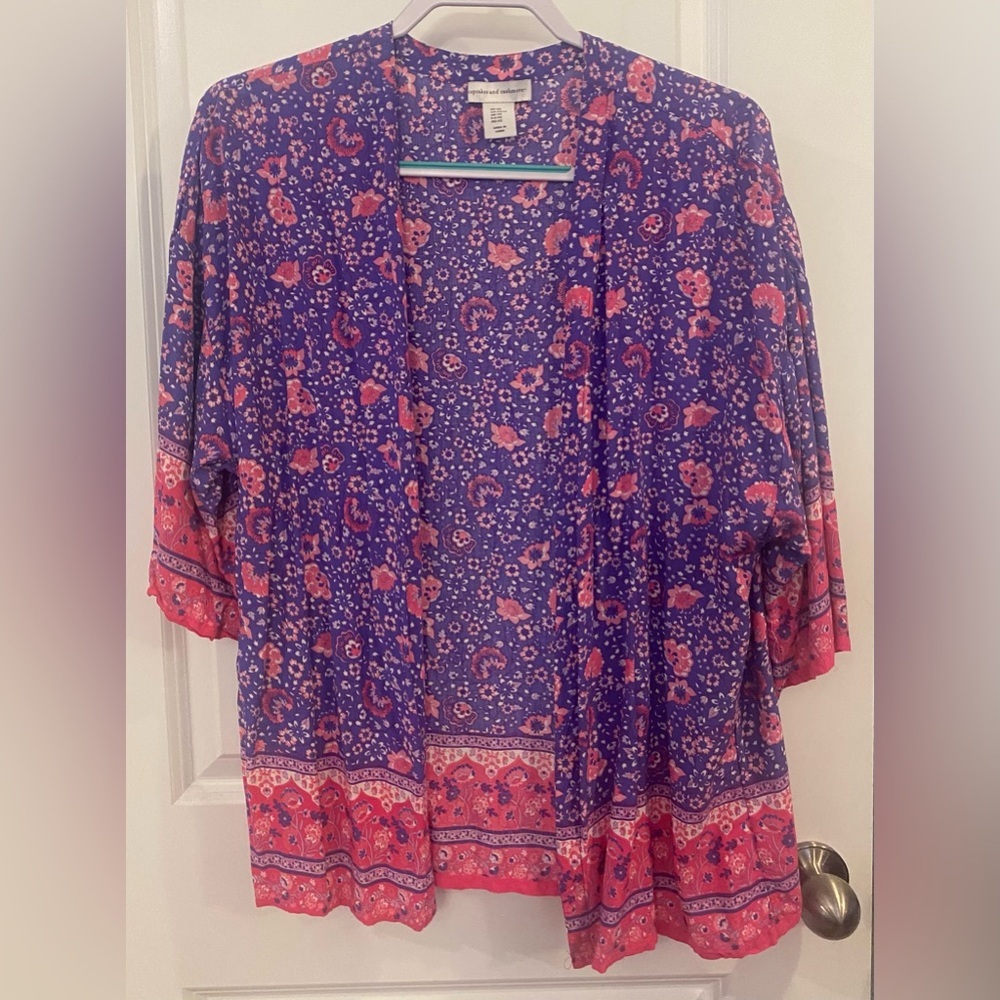 Cupcakes & Cashmere Short Kimono Cover Up Sz XS Pink/Purple Floral Print Open